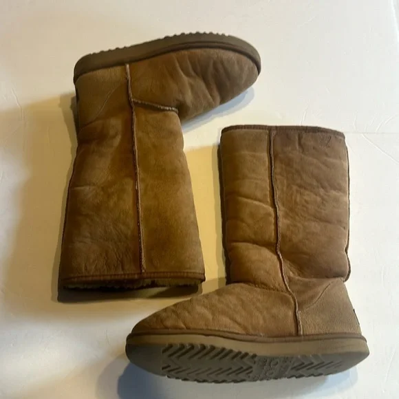 UGG Classic Tall boots genuine leather upper in chestnut brown sheepskin lining - Picture 1 of 16